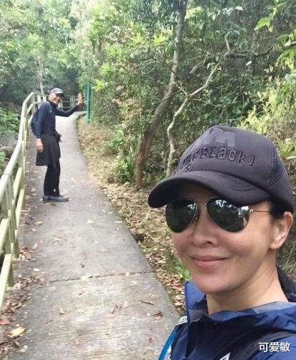 【周润发】刘嘉玲周润发爬山，影帝白发苍苍认不出，亲密合影不怕配偶吃醋？