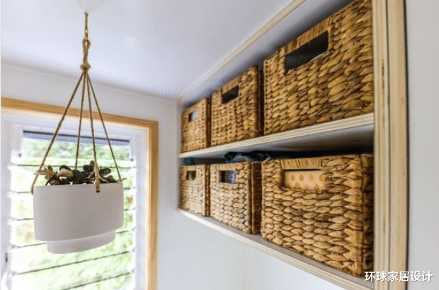 老年小妙招|阳台做收纳不必打柜子，侧墙挖壁龛放上编织篮，置物能力照样一绝