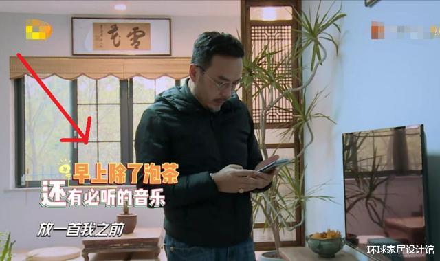 『汪涵』汪涵首曝家中字画挂满墙，住房龄20年旧家属区，与何炅家风格迥异