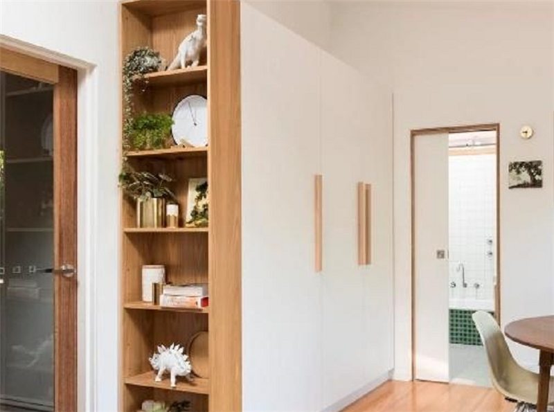 老年小妙招|现在打柜子流行在侧边留15公分，将其做成开放式收纳区，超方便