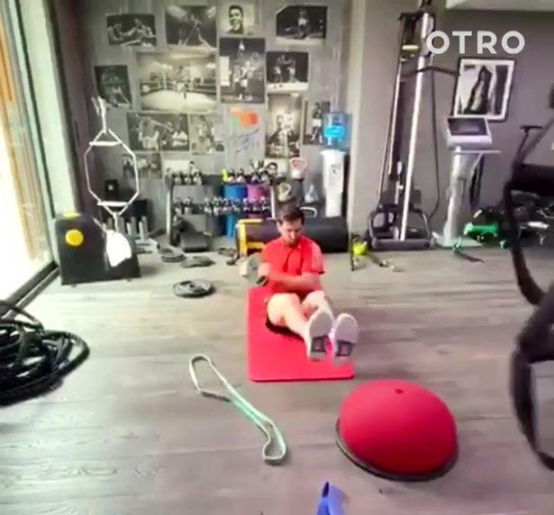 『梅西』近一个月没出门,梅西满脸胡须,在两岁儿子指挥下锻炼