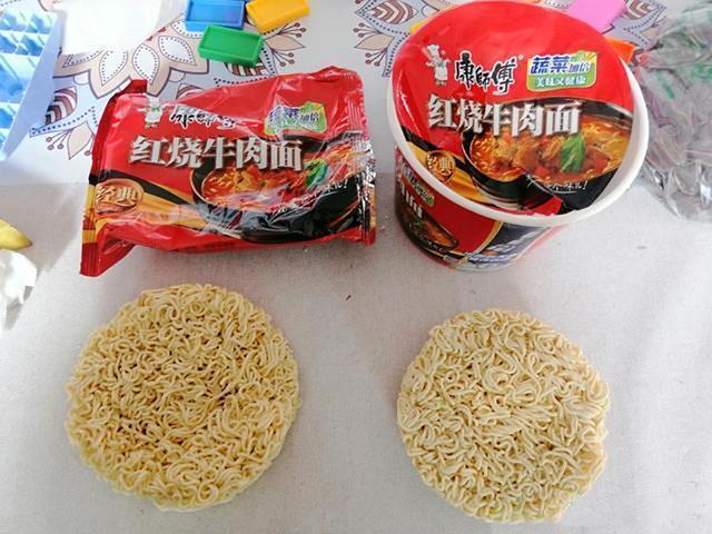 泡面▲为啥桶装泡面比袋装的贵3块，了解贵到哪里后，我宁愿买桶装的面