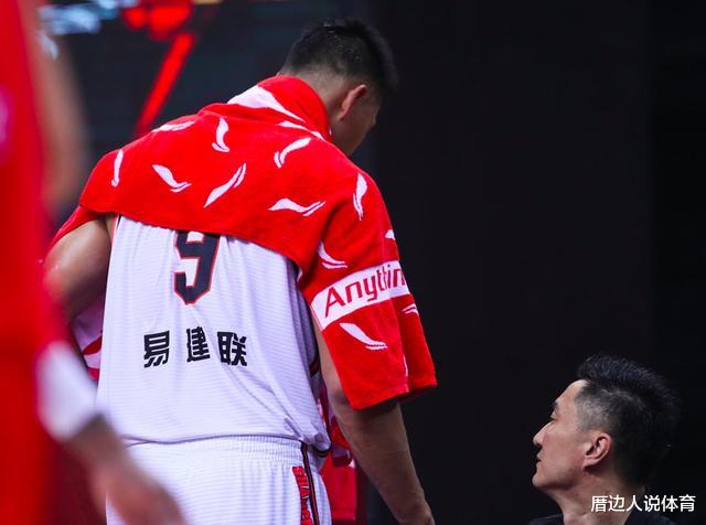 易建联|阿联伤情恢复如何？用餐后走路顺畅边走边摸伤处，杜锋显得很轻松