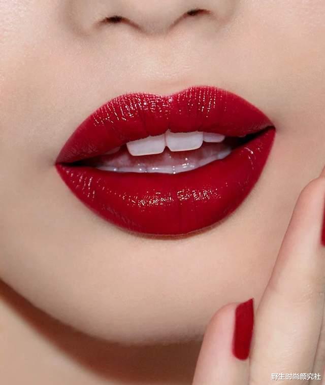 口红|奔三奔四的女人，秋冬选口红看准这4支颜色，显白减龄不输年轻人