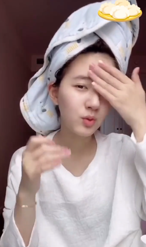 赵露思▲原来赵露思真人长这样，直播护肤不能化妆，素颜让人瞬间转粉