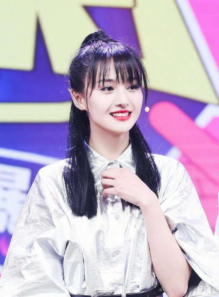 [李栋旭]郑爽扎学生高马尾，搭配蓝色复古运动服，浓浓校园气息