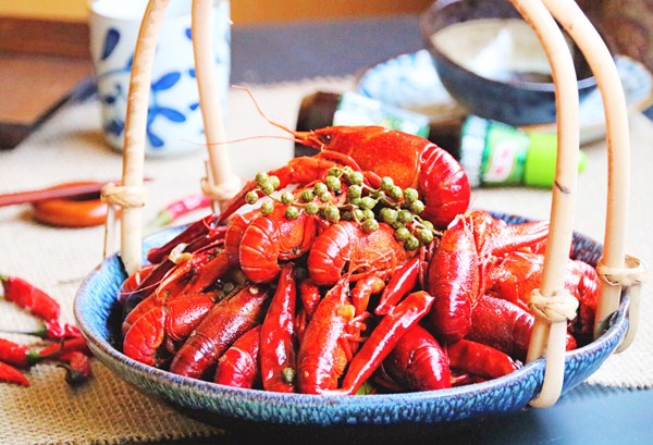 #小龙虾#洗小龙虾,别再用刷子了,教你一招,脏东西自动跑光,又快又干净