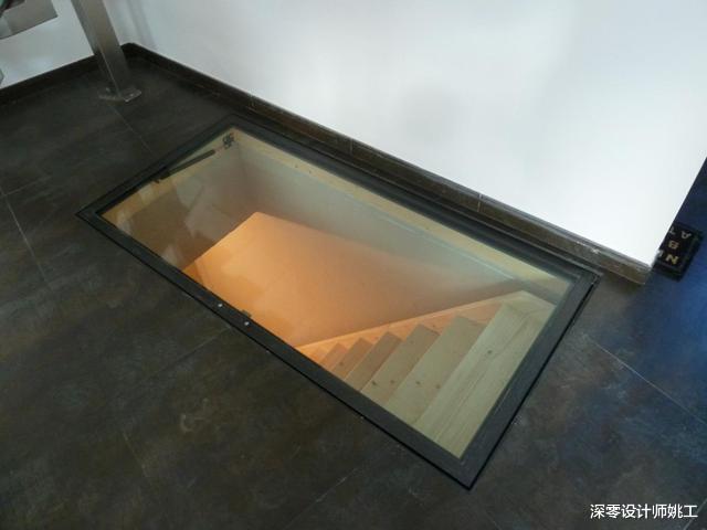 『』国外总爱多此一举，楼梯口加个盖板封起来，上下楼来回不麻烦吗？