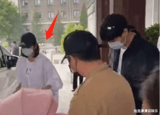 Angelababy|唐艺昕生子,赵丽颖生子,杨颖生子出院,网友:谁正常生子一目了然