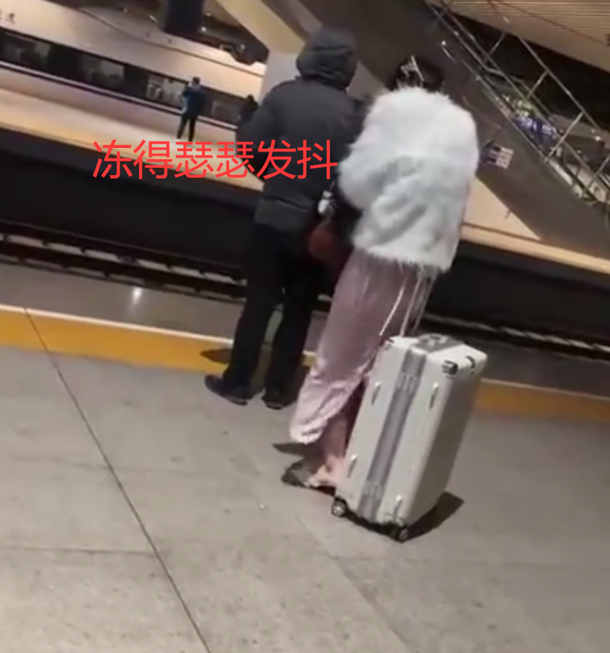 社会视角说 兰州一妙龄女子光腿等车,寒风中冻得发抖:能尊重一下天气吗?