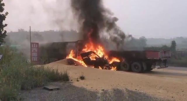 燕赵都市报|今晨国道307井陉段发生惨烈车祸，两车相撞起火致两人死亡