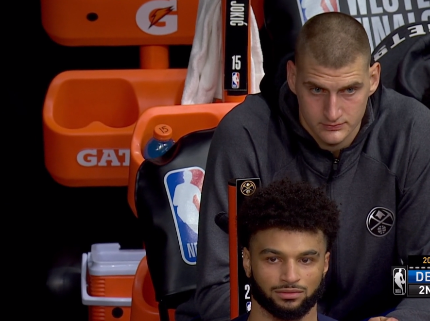 安东尼·戴维斯|52+16+16！浓眉单节16分+詹姆斯崴脚后单节13分，湖人10人轮转太残暴！