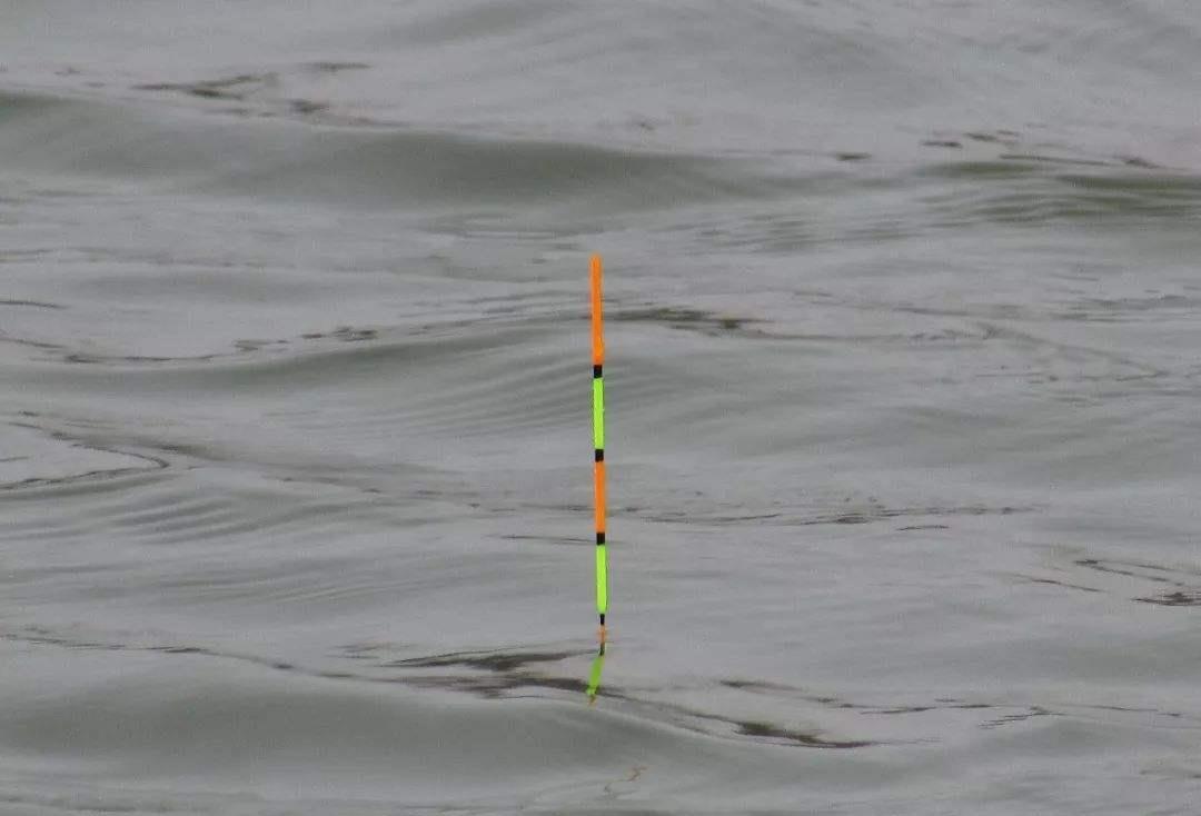 ▲钓鱼：跑铅不等于滑铅，主线也不是随便就能在铅坠中滑动