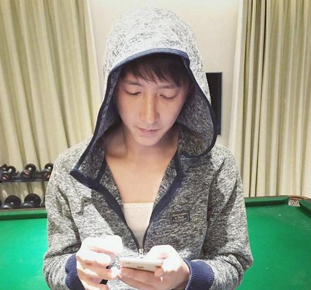 参观韩庚现实中的家，房子等于是给宠物住的，客厅还放着猫笼子