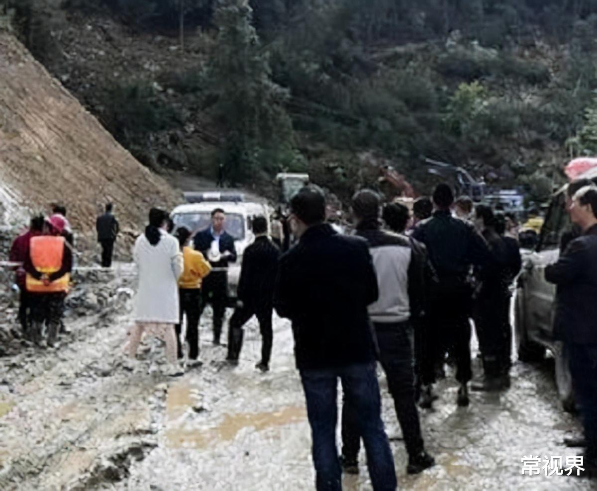 常视界|四川达州突发山体滑坡，村民来不及撤退导致民房被埋，5人不幸身亡！