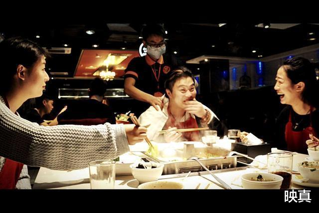 『阆中』帮女客换丝袜, 帮男客打游戏的\变态服务\, 真能提高海底捞人气吗?