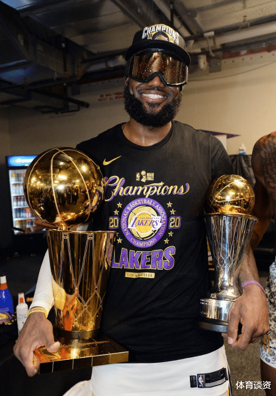 勒布朗·詹姆斯|同是35岁夺冠！詹姆斯场均29.8分准三双，那乔丹呢？难怪争议那么大