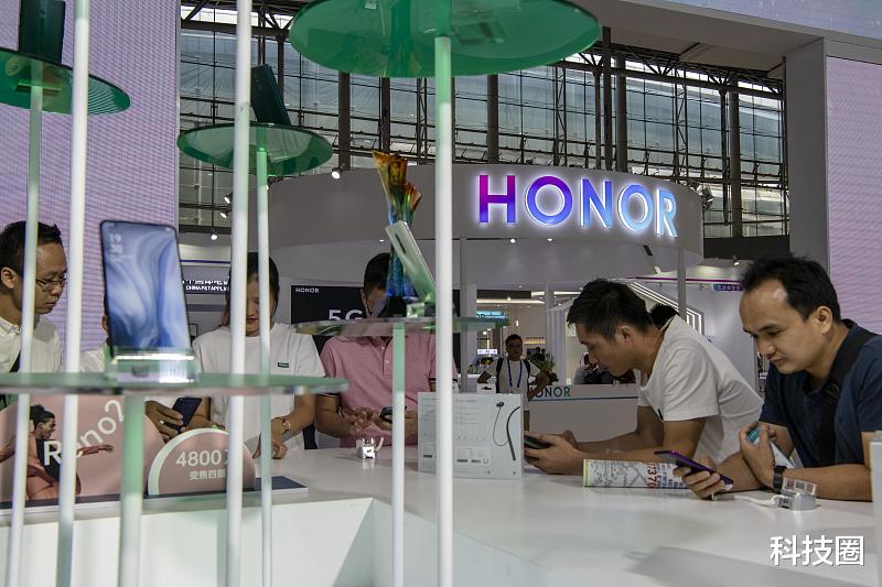 华为荣耀|荣耀品牌热度还不如坚果手机，最近荣耀怎么了？