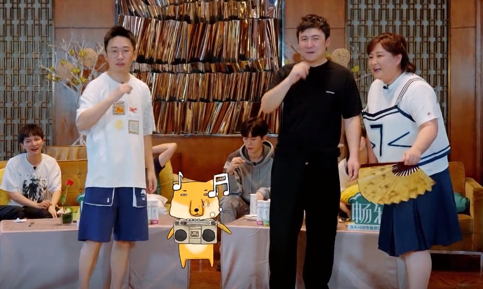 #贾玲#沈腾杨迪忙着猜歌,有谁注意身旁贾玲的操作?太暖心了!