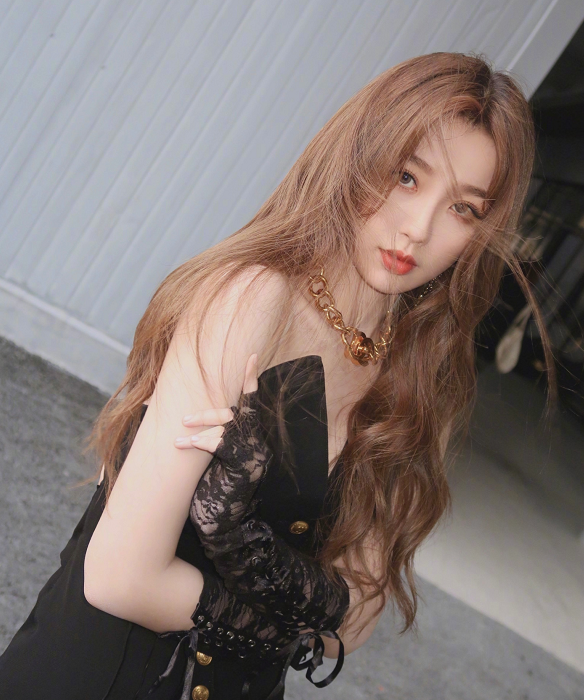 虞书欣|虞书欣为让粉丝看清她新造型，在室外还打灯，蹲地上那刻好惊艳