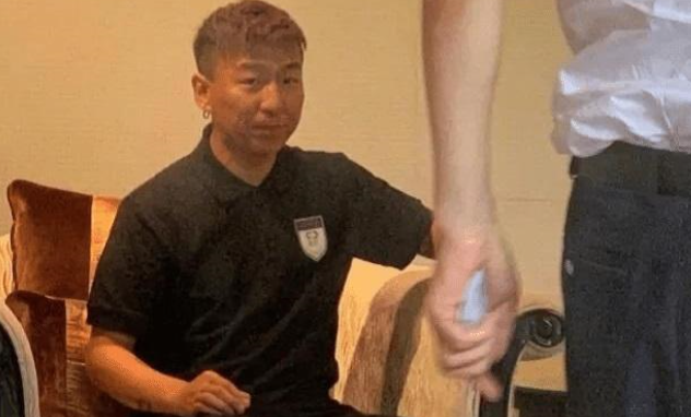 陈羽凡|戒毒中的陈羽凡罕现身,胖到五官变形难认,放弃唱歌沉迷踢足球