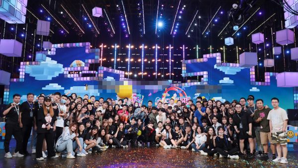 蔡徐坤|《奔跑吧》收官才半个月，baby蔡徐坤就合体录制新综艺，站位完全不避嫌