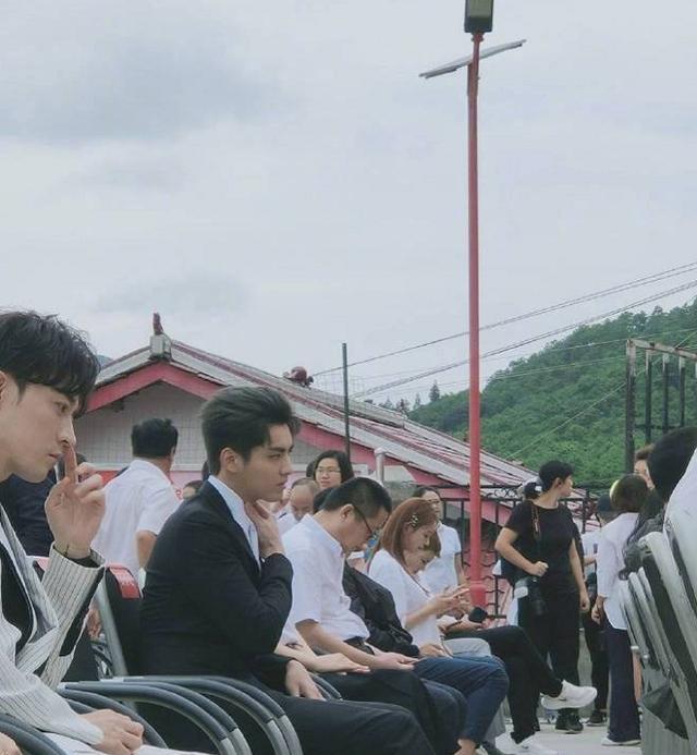吴亦凡|吴亦凡被“央视卸妆镜”拍摄，农村不方便补妆，未P颜值惊艳全场