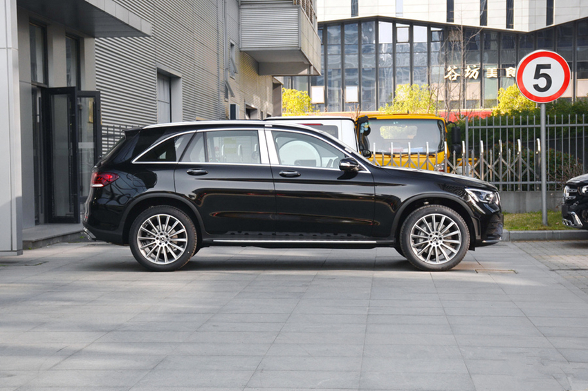 奔驰GLC|去年加价排队买，如今连跌5万，30天卖16604辆，开它不屑奥迪Q5