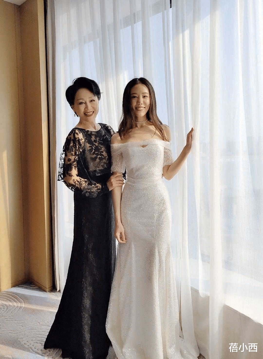 连衣裙|王姬剪了短发减龄至少20岁，穿蕾丝连衣裙亮相，看不出是60后