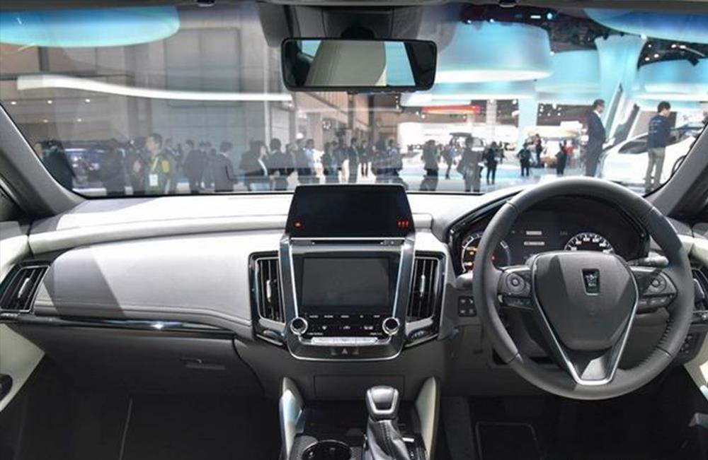 丰田皇冠▲全新皇冠海外上市，高颜值胜过宝马5系，网友却急眼：死不悔改