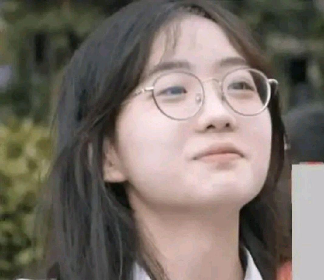 女孩|高考考场外手捧满天星的女孩火了,她等的人出来后,网友:嫉妒了