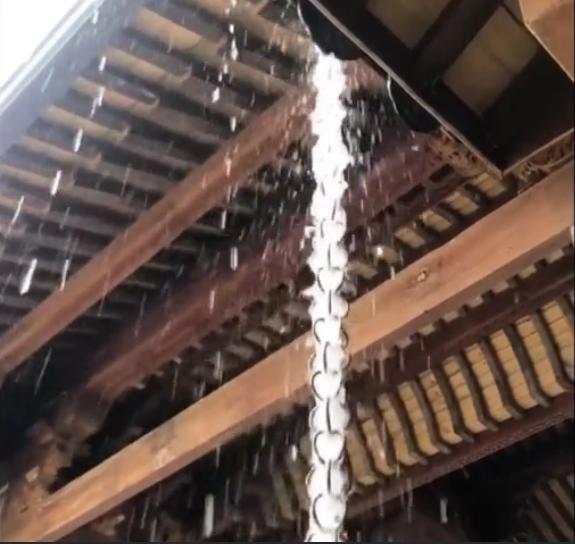 『』国外的房顶排水设计太好看了吧、几颗石头一条铁链，越流水越高级