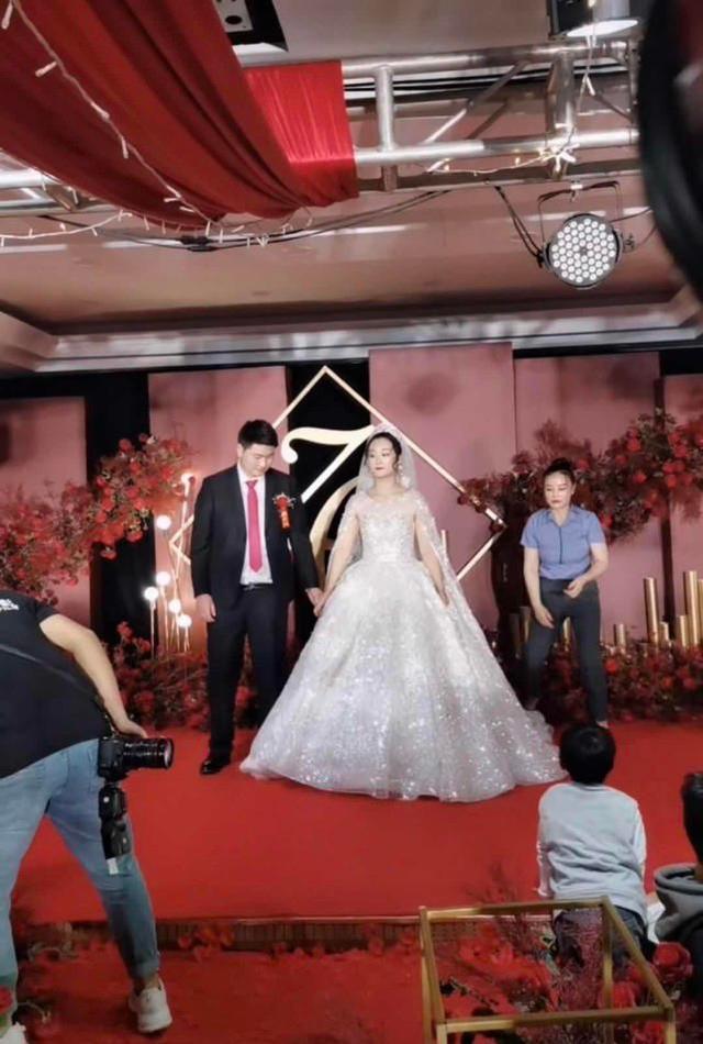 李晟|朱之文儿子结婚，婚礼现场满满的商业气息，合影时岳父一脸不满意