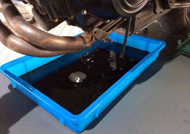 维修工|全合成机油必须1万公里换一次吗？有人跑了1万5，换时愣了