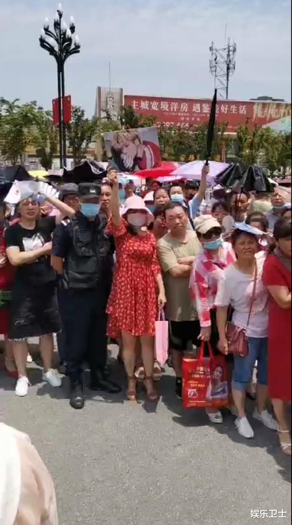 『王一博』如何接高考完的追星女孩？王一博李易峰出圈，现场曝光路人对粉丝超羡慕