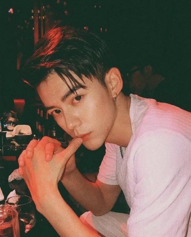 抖音■别被抖音里的帅哥美女们给骗了，美颜滤镜一开，丑小鸭变成靓天鹅