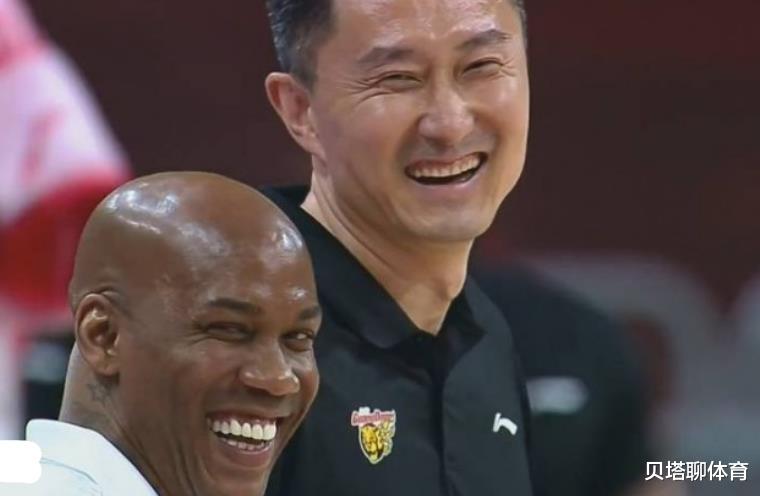 #杜锋#杨毅又被喷了！只因为马布里杜锋拥抱大笑后，他说了11个字