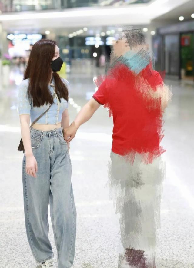 「张萌」张萌老公接机被马赛克打的一点不剩，耀客老板不配露脸吗