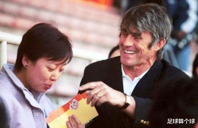 李明@02世界杯前国足最帅俩男人走了，李明被夹道欢送，另一人原地消失