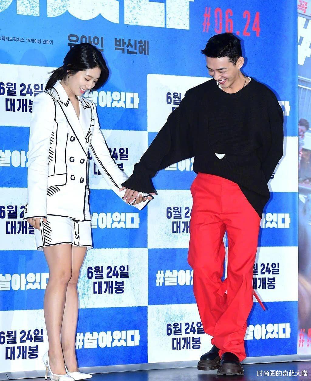 朴信惠■朴信惠久违亮相状态佳，冻龄美貌hold住媒体镜头，与男方牵手秀甜蜜