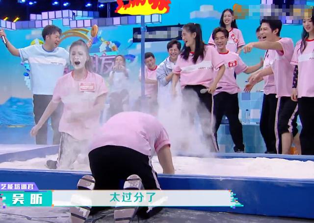 张昕宇|想红想疯了？赵丽颖公司艺人《快本》推同伴落水，没品行为遭吐槽