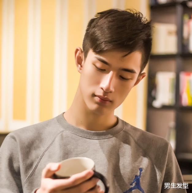 「发型」发型还在“稍微剪短”吗？试试这几种帅气剪法，清爽时尚显精神