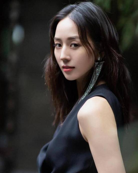 短发|张钧甯终于换发型，剪“一刀切”短发，搭蓝色衬衫裙优雅又干练