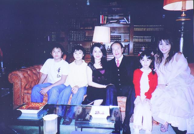 赌王|赌王四房珍藏合影曝光：许晋亨陈百强惊喜出镜，神秘儿子何猷邦被刻意隐藏