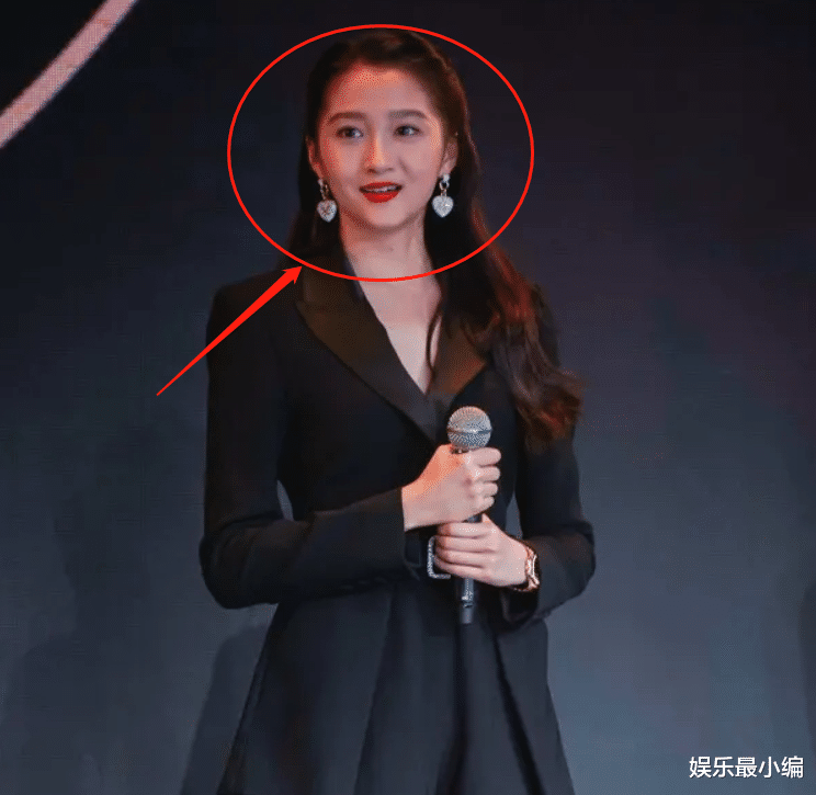 关晓彤|关晓彤重返母校参加校庆，失去了瘦腿特效后，这腿我没眼花吧？