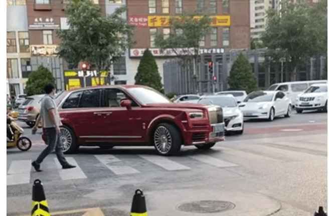 劳斯莱斯库里南|北京“双色”劳斯莱斯上路,法拉利躲10米远,车主怕了