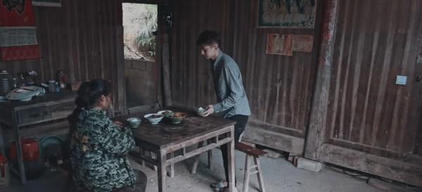 「变形计」《变形计》富二代宁愿“饿死”不吃饭，当镜头拉近，直接看吐！