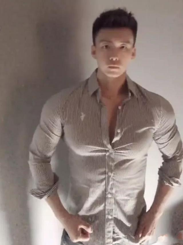 「健身」38岁大叔没有啤酒肚，一身肌肉活成27岁的样子，坚持健身10年