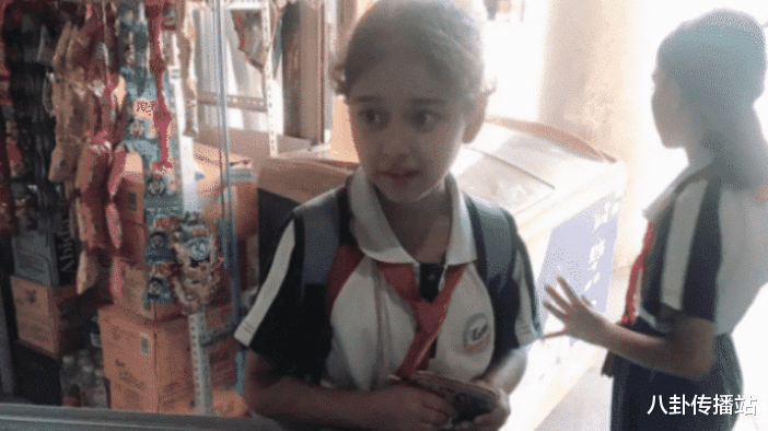 「新疆维吾尔自治区」为何网友都直呼要等她长大？看了照片后我终于明白了！