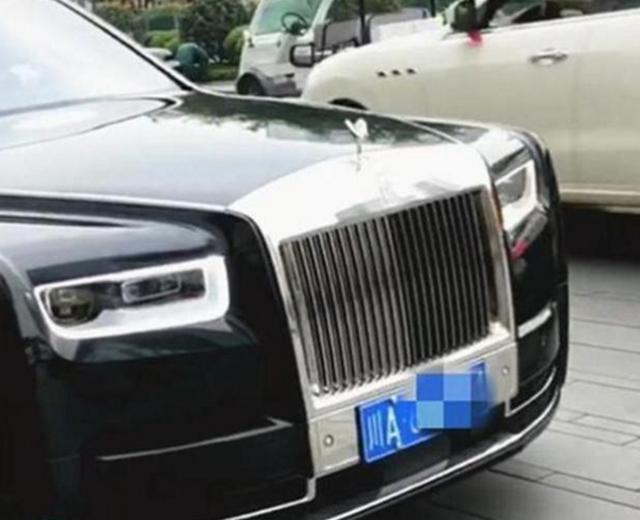 劳斯莱斯|6岁小男孩坐900万劳斯莱斯出行，司机佩戴白手套，网友：等你18年